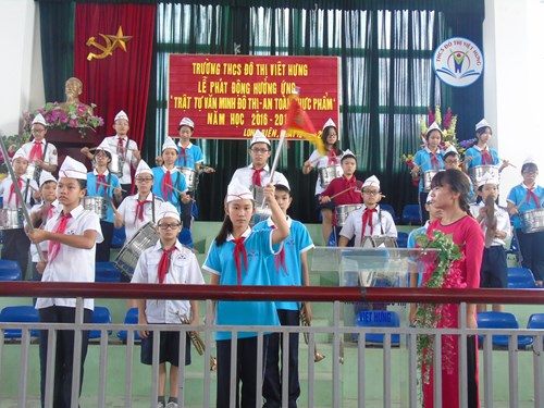 Trường THCS Đô Thị Việt Hưng phát động hưởng ứng thực hiện trật tự văn minh đô thị - An toàn thưc phẩm
